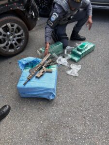 Polícia de SP prende motorista com 250 kg de pasta base de cocaína e fuzil após fuga em rodovia
