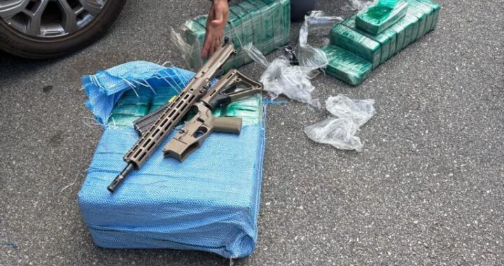 Polícia de SP prende motorista com 250 kg de pasta base de cocaína e fuzil após fuga em rodovia