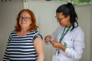 Instituto Butantan avança em ensaio clínico da vacina contra dengue para idosos