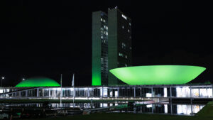 Congresso se ilumina de verde para celebrar Dia Mundial de Zoonoses