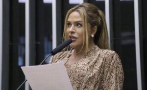 Comissão aprova licença menstrual para estudantes com endometriose ou adenomiose