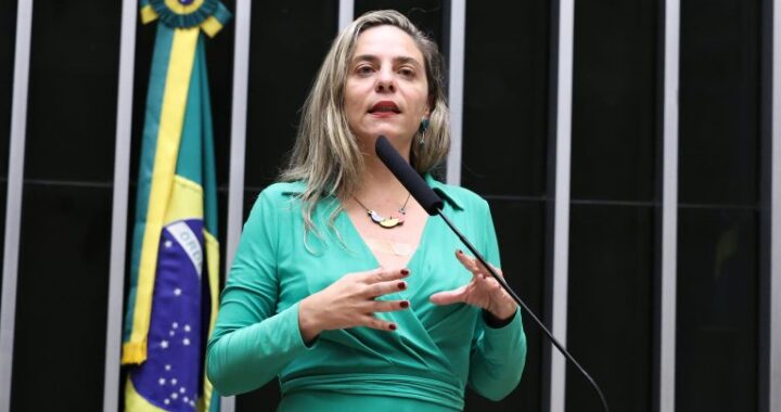 Comissão aprova adicional de 5% na aposentadoria para mulheres que cuidaram dos filhos