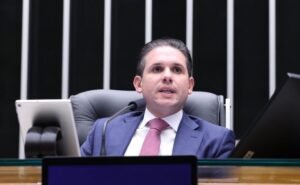 Câmara aprova regime de urgência para projeto que criminaliza a misoginia