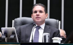 Hugo Motta comemora aprovação de projeto de combate à violência contra mulheres