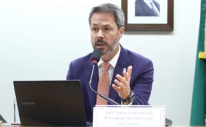Publicidade de apostas on-line é alvo de críticas em debate na Comissão do Esporte