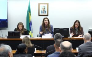 Fim das licenciaturas a distância divide opiniões em debate na Câmara