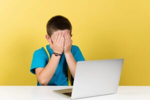 Projeto cria lei para proteger crianças e adolescentes de conteúdos inadequados