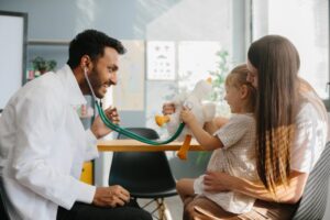 Projeto amplia número de dias que empregado pode faltar para acompanhar filho em consultas