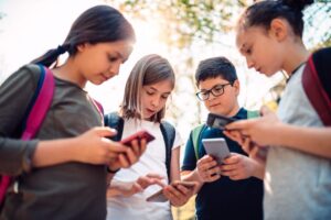 Lei aumenta penas para violência sexual digital contra crianças e adolescentes e endurece punições