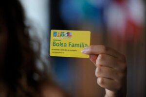 Comissão aprova prioridade no Bolsa Família para vítimas de violência doméstica com medida protetiva