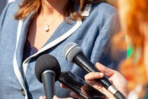 Projeto amplia punição para ataques digitais contra mulheres na política