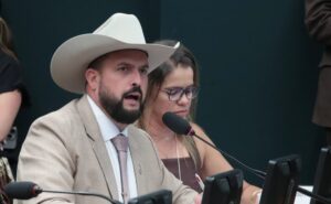 Projeto reconhece violência linguística contra pessoas surdas e usuárias de línguas de sinais