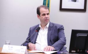 Comissão aprova proposta que obriga restaurantes a oferecerem cardápios impressos