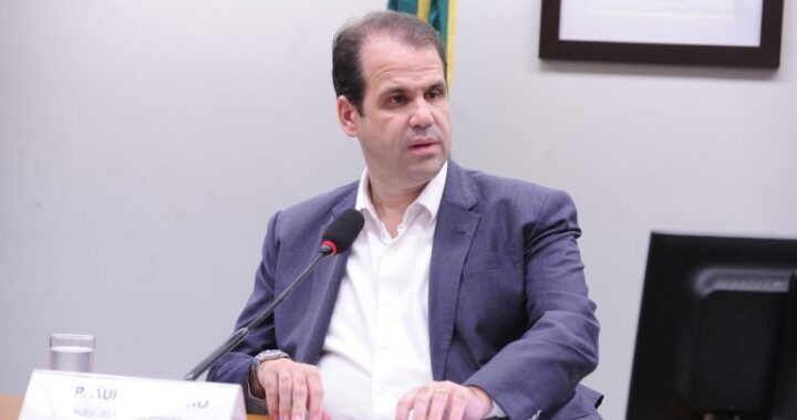 Comissão aprova proposta que obriga restaurantes a oferecerem cardápios impressos