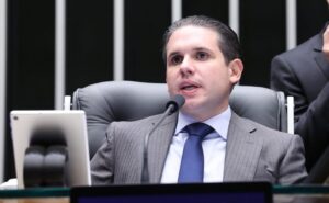 Hugo Motta espera votar projeto que reduz impostos sobre combustíveis ainda hoje
