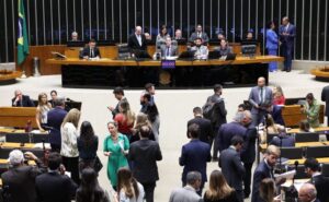 Plenário aprova urgência para votar regulamentação da aposentadoria especial e outras sete propostas; acompanhe
