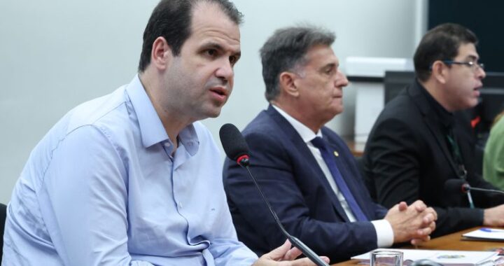 Comissão aprova projeto que obriga maternidades de referência a manter banco de leite