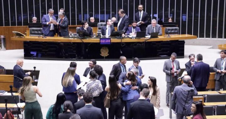 Câmara aprova porte de arma de fogo para oficiais de justiça