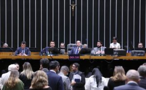 Plenário aprova urgência para projetos sobre vínculos familiares, ensino superior e saúde privada