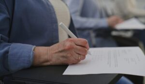 Comissão aprova igualdade de condições para idosos em concursos e exames profissionais