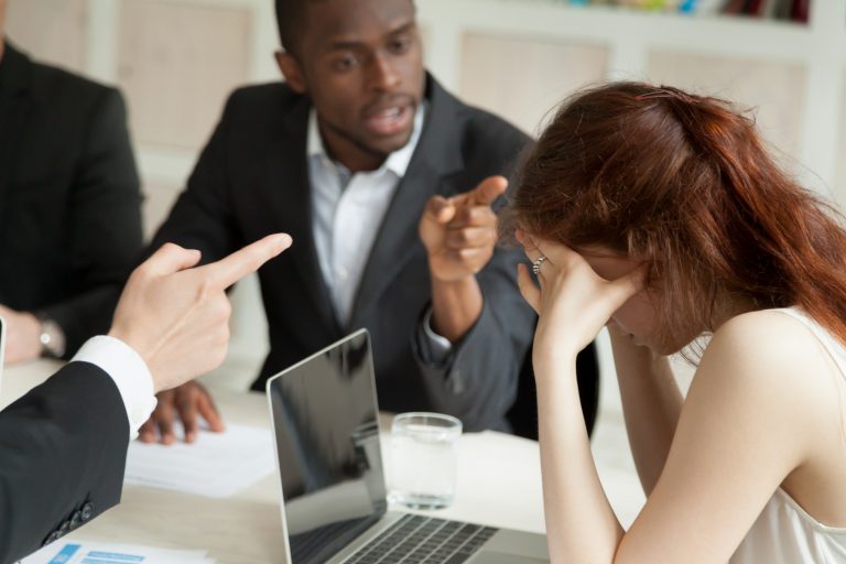 Projeto prevê indenização por atraso salarial e reforça combate ao assédio no trabalho