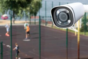 Projeto obriga escolas a instalar câmeras nos acessos a banheiros para reforçar segurança