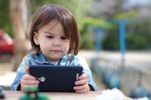Projeto cria diretrizes de proteção digital e indicador de desenvolvimento para a primeira infância