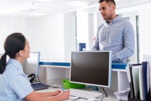 Projeto cria piso salarial nacional de R$ 2.450 para recepcionistas