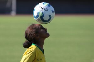 Lei torna futebol feminino prioridade na política de esporte