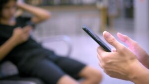 Projeto obriga redes sociais a oferecer ferramenta de checagem colaborativa de fatos