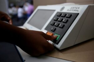 Conheça as medidas de segurança das urnas; testes começam com um ano de antecedência
