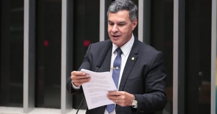 Projeto limita a rolagem contínua de vídeos em redes sociais para proteger saúde mental