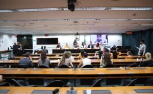 Debatedores pedem agilidade no diagnóstico de esclerose múltipla no SUS