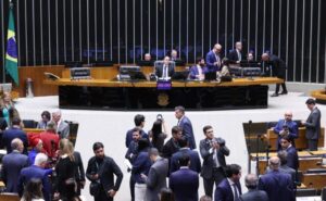 Câmara adia para esta quinta-feira votação de fim da “taxa das blusinhas”