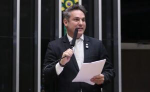 23 deputados federais são eleitos para outros cargos: 1 governador, 17 senadores e 5 estaduais