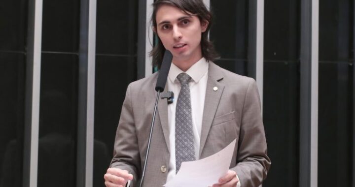 Projeto regulamenta uso de luz de cortesia entre motoristas no trânsito