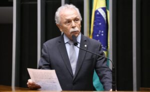 Projeto prevê substituição gradual de plásticos descartáveis no setor público e em escolas