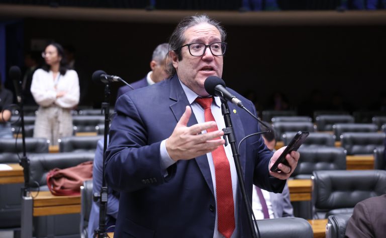 Deputado Tarcísio Motta (Psol-RJ) fala no Plenário da Câmara dos Deputados