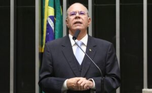 Comissão aprova piso salarial de R$ 6,5 mil para farmacêuticos