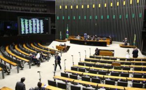 Câmara aprova MP que torna obrigatória a aprovação em exame para exercer a medicina; acompanhe
