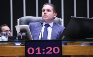 Hugo Motta comemora aprovação do fim da escala 6×1 no Senado