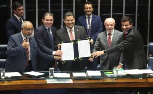 Congresso promulga emenda que acaba com escala 6×1 e estabelece jornada máxima de 40 horas semanais