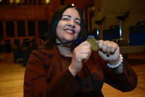 Professora de Ribeirão Preto recebe premiação estadual e se emociona ao lembrar de aluna da EJA aprovada no vestibular