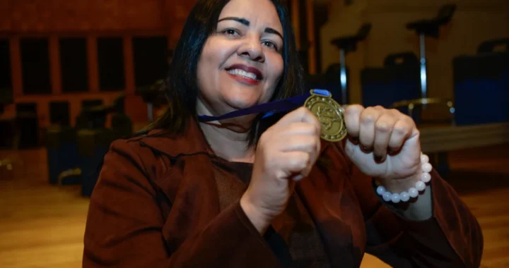 Professora de Ribeirão Preto recebe premiação estadual e se emociona ao lembrar de aluna da EJA aprovada no vestibular