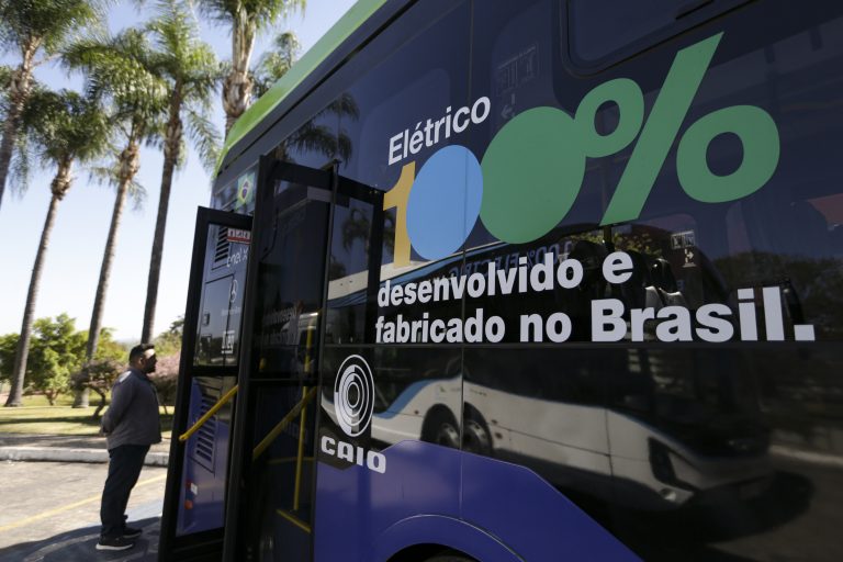 Ônibus elétrico de transporte coletivo