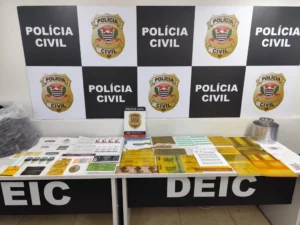 Polícia Civil de São Paulo apreende materiais usados para falsificar bebidas durante operação em Bauru