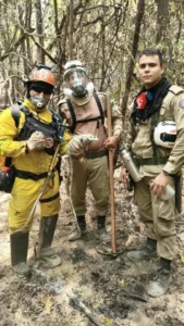 Em áreas atingidas pelo fogo no Amazonas, bombeiros de SP enfrentam acesso difícil para combater incêndios